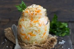 Petua dan rahsia bagaimana menyimpan sauerkraut di rumah di dalam peti sejuk