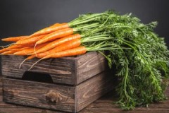 What is the optimal storage temperature for carrots and what happens if it is violated?