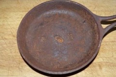 Recipes and ways to quickly and effectively clean a cast iron pan from rust