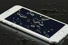 Several life hacks on how to remove water from the protective glass of a phone or smartphone