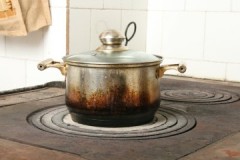 Tips from experienced housewives on how to remove carbon deposits from the pan and not spoil it