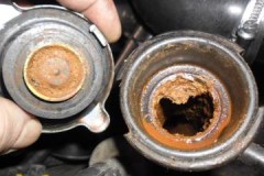 Petua dari pemilik kereta yang berpengalaman bagaimana membuang sistem penyejukan enjin dari karat dan kerak